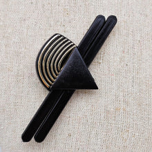 Charger l&#39;image dans la galerie, Boucles d&#39;oreilles clips et broche vintage assortie de style Art déco noir et or, années 1980
