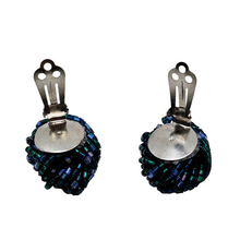 Charger l&#39;image dans la galerie, Boucles d&#39;oreilles clips vintage en perles torsadées irisées bleues et vertes, années 1960 Le Charme des Violettes - Brocante en ligne
