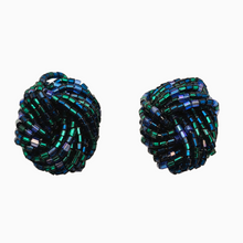 Charger l&#39;image dans la galerie, Boucles d&#39;oreilles clips vintage en perles torsadées irisées bleues et vertes, années 1960 Le Charme des Violettes - Brocante en ligne
