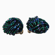 Charger l&#39;image dans la galerie, Boucles d&#39;oreilles clips vintage en perles torsadées irisées bleues et vertes, années 1960 Le Charme des Violettes - Brocante en ligne

