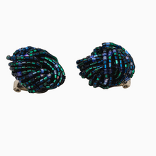 Charger l&#39;image dans la galerie, Boucles d&#39;oreilles clips vintage en perles torsadées irisées bleues et vertes, années 1960 Le Charme des Violettes - Brocante en ligne
