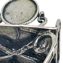 Charger l'image dans la galerie, Coiffeuse miniature en argent 800, Fabrication italienne, XXe siècle Le Charme des Violettes - Brocante en ligne
