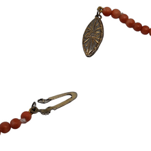 Load image into Gallery viewer, Collier de perles ancien en corail naturel et fermoir en argent doré

