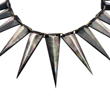 Load image into Gallery viewer, Collier vintage en nacre à pointes graphiques, esprit bohème, années 1960-1970 Le Charme des Violettes - Brocante en ligne
