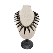 Load image into Gallery viewer, Collier vintage en nacre à pointes graphiques, esprit bohème, années 1960-1970 Le Charme des Violettes - Brocante en ligne
