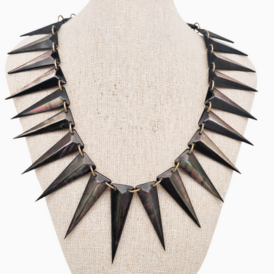 Collier vintage en nacre à pointes graphiques, esprit bohème, années 1960-1970 Le Charme des Violettes - Brocante en ligne