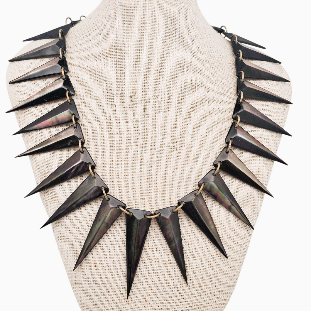 Collier vintage en nacre à pointes graphiques, esprit bohème, années 1960-1970 Le Charme des Violettes - Brocante en ligne
