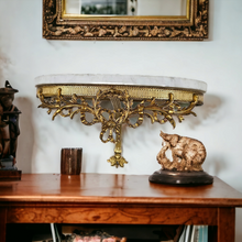 Charger l&#39;image dans la galerie, Console d&#39;applique murale ancienne de style Louis XVI en marbre blanc veiné et bronze doré
