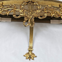 Charger l&#39;image dans la galerie, Console d&#39;applique murale ancienne de style Louis XVI en marbre blanc veiné et bronze doré
