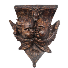 Afbeelding in Gallery-weergave laden, Console d&#39;applique à motif de putti en plâtre patiné façon bois, fin XIXᵉ – début XXᵉ siècle Le Charme des Violettes - Brocante en ligne
