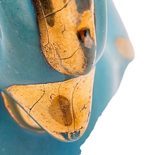 Charger l'image dans la galerie, Coquetier en céramique turquoise et or, en forme de poule, années 1950
