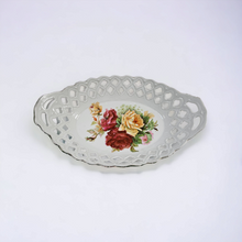 Charger l&#39;image dans la galerie, Corbeille en porcelaine festonnée vintage à décor de roses
