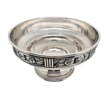 Load image into Gallery viewer, Coupe à fruits Art déco en métal argenté sur piédouche, vers 1925–1935 Le Charme des Violettes - Brocante en ligne
