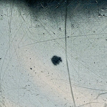 Load image into Gallery viewer, Coupe à fruits Art déco en métal argenté sur piédouche, vers 1925–1935 Le Charme des Violettes - Brocante en ligne
