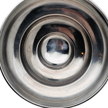 Load image into Gallery viewer, Coupe à fruits Art déco en métal argenté sur piédouche, vers 1925–1935 Le Charme des Violettes - Brocante en ligne
