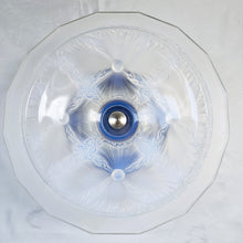 Load image into Gallery viewer, Coupe Art déco en verre opalescent moulé sur monture chromée et base en bois, vers 1930 Le Charme des Violettes - Brocante en ligne
