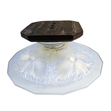 Load image into Gallery viewer, Coupe Art déco en verre opalescent moulé sur monture chromée et base en bois, vers 1930 Le Charme des Violettes - Brocante en ligne
