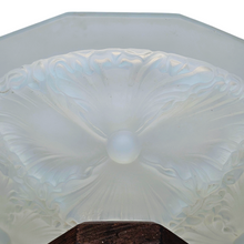 Load image into Gallery viewer, Coupe Art déco en verre opalescent moulé sur monture chromée et base en bois, vers 1930 Le Charme des Violettes - Brocante en ligne
