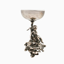 Charger l'image dans la galerie, Coupe sur piédouche au putto en métal argenté et cristal – Style Louis XV, XXe siècle Le Charme des Violettes - Brocante en ligne
