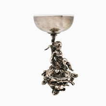 Charger l'image dans la galerie, Coupe sur piédouche au putto en métal argenté et cristal – Style Louis XV, XXe siècle Le Charme des Violettes - Brocante en ligne
