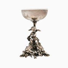 Charger l'image dans la galerie, Coupe sur piédouche au putto en métal argenté et cristal – Style Louis XV, XXe siècle Le Charme des Violettes - Brocante en ligne
