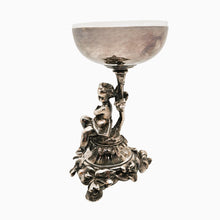 Charger l'image dans la galerie, Coupe sur piédouche au putto en métal argenté et cristal – Style Louis XV, XXe siècle Le Charme des Violettes - Brocante en ligne
