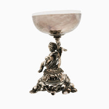 Charger l'image dans la galerie, Coupe sur piédouche au putto en métal argenté et cristal – Style Louis XV, XXe siècle Le Charme des Violettes - Brocante en ligne
