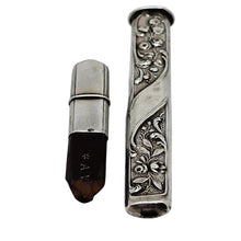 Charger l'image dans la galerie, Porte-crayon et son étui en argent aux roses – Art nouveau, vers 1900 Le Charme des Violettes - Brocante en ligne
