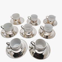 Afbeelding in Gallery-weergave laden, Cristofoli 90/Pozzani, Suite vintage de 8 tasses à espresso en métal argenté et porcelaine, années 1960

