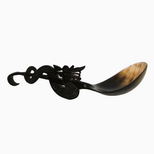 Charger l&#39;image dans la galerie, Paire de cuillers à riz anciennes à tête et queue de dragon en corne et en laque, Asie
