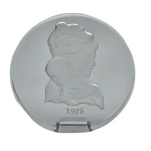 Load image into Gallery viewer, Danbury Mint. Vintage “Mother’s Day” paperweight in engraved crystal, 1978

