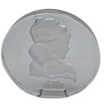 Load image into Gallery viewer, Danbury Mint. Vintage “Mother’s Day” paperweight in engraved crystal, 1978
