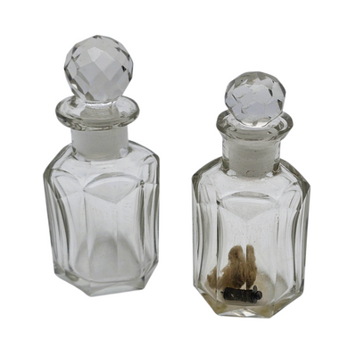Duo de flacons à parfum en verre taillé Belle Époque, vers 1890-1910 Le Charme des Violettes - Brocante en ligne
