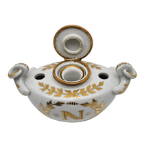 Charger l'image dans la galerie, Encrier en porcelaine blanche dorée – style Empire, Napoléon France, début du XXe siècle (vers 1900–1920) Le Charme des Violettes - Brocante en ligne
