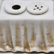 Load image into Gallery viewer, Encrier miniature double en porcelaine blanche moulée, fin XIXᵉ - début XXᵉ siècle Le Charme des Violettes - Brocante en ligne
