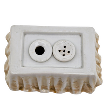 Load image into Gallery viewer, Encrier miniature double en porcelaine blanche moulée, fin XIXᵉ - début XXᵉ siècle Le Charme des Violettes - Brocante en ligne
