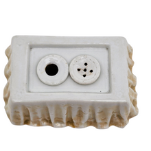 Load image into Gallery viewer, Encrier miniature double en porcelaine blanche moulée, fin XIXᵉ - début XXᵉ siècle Le Charme des Violettes - Brocante en ligne
