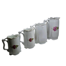 Charger l&#39;image dans la galerie, Ensemble de 4 pots à lait en porcelaine Victoria (Tchécoslovaquie) au décor de roses, 1900-1930 Le Charme des Violettes - Brocante en ligne

