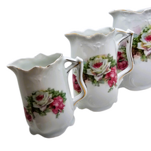 Charger l&#39;image dans la galerie, Ensemble de 4 pots à lait en porcelaine Victoria (Tchécoslovaquie) au décor de roses, 1900-1930 Le Charme des Violettes - Brocante en ligne
