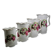 Charger l&#39;image dans la galerie, Ensemble de 4 pots à lait en porcelaine Victoria (Tchécoslovaquie) au décor de roses, 1900-1930 Le Charme des Violettes - Brocante en ligne

