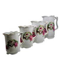 Charger l&#39;image dans la galerie, Ensemble de 4 pots à lait en porcelaine Victoria (Tchécoslovaquie) au décor de roses, 1900-1930 Le Charme des Violettes - Brocante en ligne
