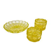 Afbeelding in Gallery-weergave laden, Ensemble de toilette en verre urane, années 1900–1930
