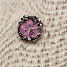 Charger l'image dans la galerie, Épingle Art nouveau en métal argenté et laiton – motif violette, début XXè siècle Le Charme des Violettes - Brocante en ligne
