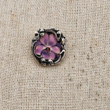 Charger l'image dans la galerie, Épingle Art nouveau en métal argenté et laiton – motif violette, début XXè siècle Le Charme des Violettes - Brocante en ligne
