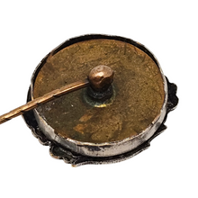 Charger l'image dans la galerie, Épingle Art nouveau en métal argenté et laiton – motif violette, début XXè siècle Le Charme des Violettes - Brocante en ligne
