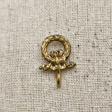 Charger l'image dans la galerie, Épingle ancienne à suspendre – Belle Époque en métal doré, couronne et nœud, fin XIXᵉ - début XXᵉ siècle Le Charme des Violettes - Brocante en ligne
