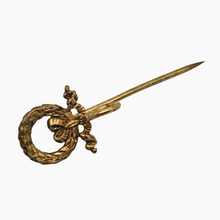Charger l'image dans la galerie, Épingle ancienne à suspendre – Belle Époque en métal doré, couronne et nœud, fin XIXᵉ - début XXᵉ siècle Le Charme des Violettes - Brocante en ligne

