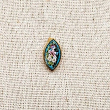 Load image into Gallery viewer, Épingle en micromosaïque florale et laiton doré – travail italien, fin XIXᵉ siècle Le Charme des Violettes - Brocante en ligne
