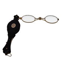 Load image into Gallery viewer, Face-à-main ancien en écaille et laiton – fin XIXᵉ / début XXᵉ siècle Le Charme des Violettes - Brocante en ligne
