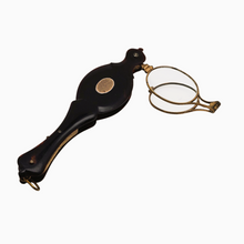 Load image into Gallery viewer, Face-à-main ancien en écaille et laiton – fin XIXᵉ / début XXᵉ siècle Le Charme des Violettes - Brocante en ligne
